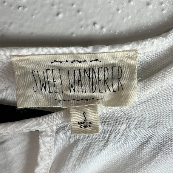 Sweet wanderer embroidered top size S scalloped cap sleeves tie front - Picture 2 of 7